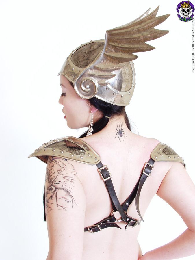 15P La tatuada Vamp Dahlia descubre sus grandes tetas vestida de arquera