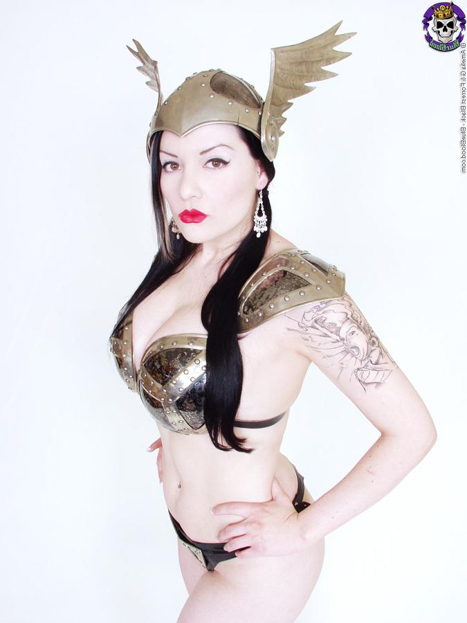 15P La tatuada Vamp Dahlia descubre sus grandes tetas vestida de arquera