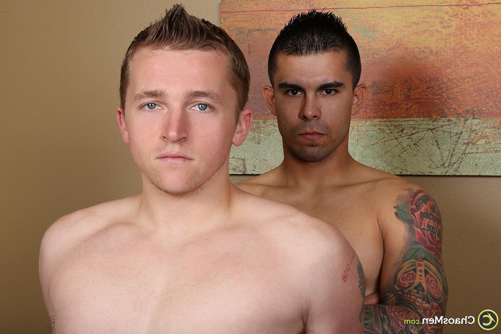 20P O massagista gay latino Drew Ortiz dá ao lindo Twink Seb um boquete e rimjob