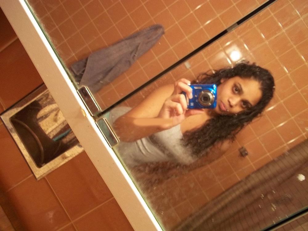 10P Linda garota indiana tira selfies no banheiro enquanto se despe