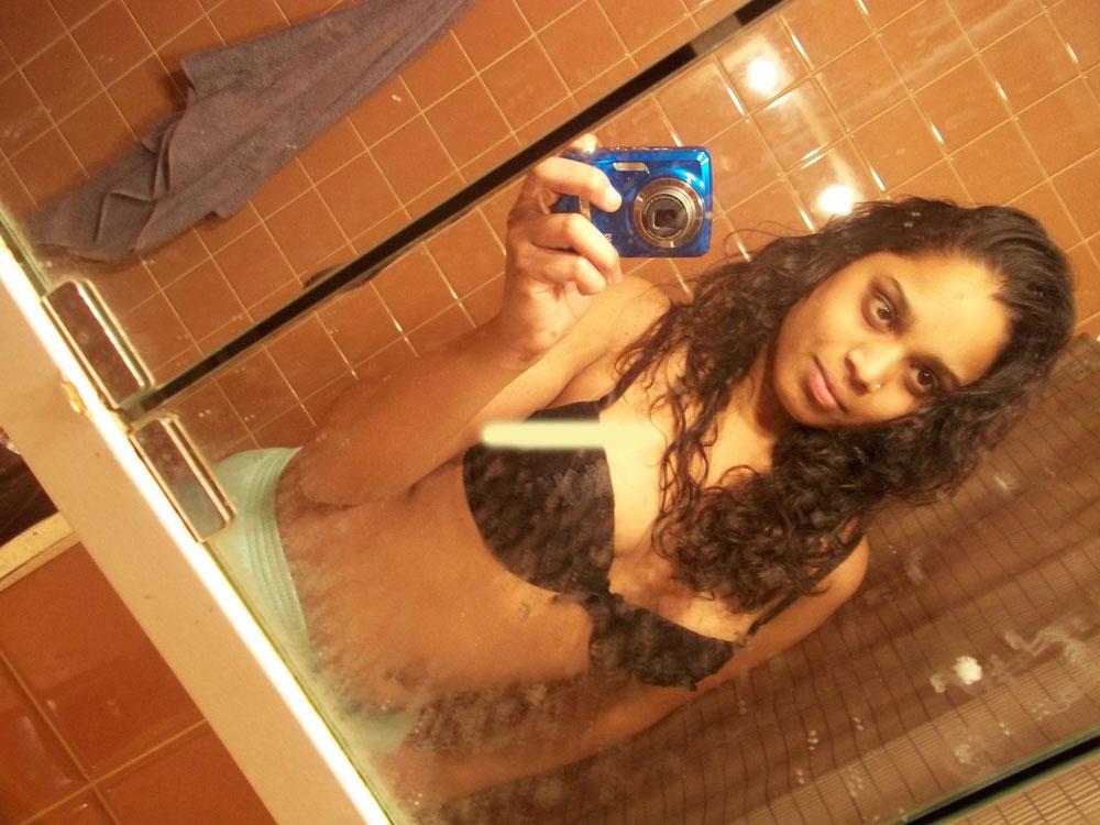10P Linda garota indiana tira selfies no banheiro enquanto se despe