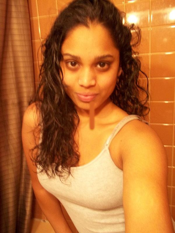 10P Linda garota indiana tira selfies no banheiro enquanto se despe