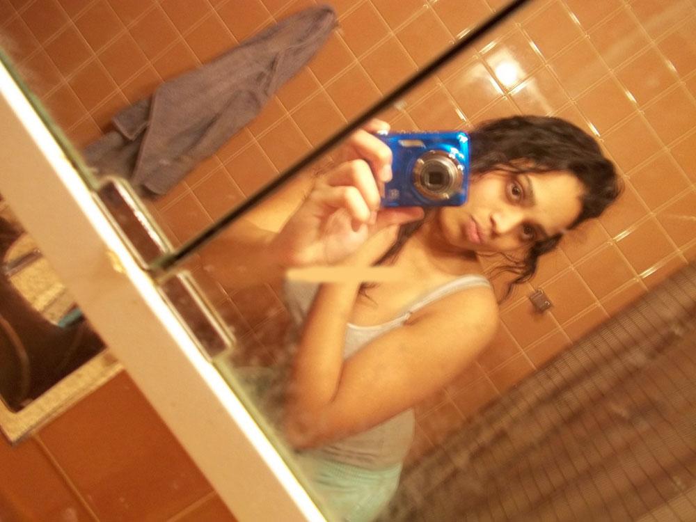 10P Linda garota indiana tira selfies no banheiro enquanto se despe