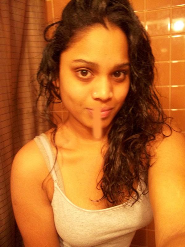 10P Linda garota indiana tira selfies no banheiro enquanto se despe