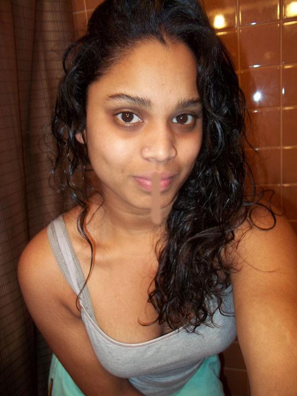 10P Linda garota indiana tira selfies no banheiro enquanto se despe