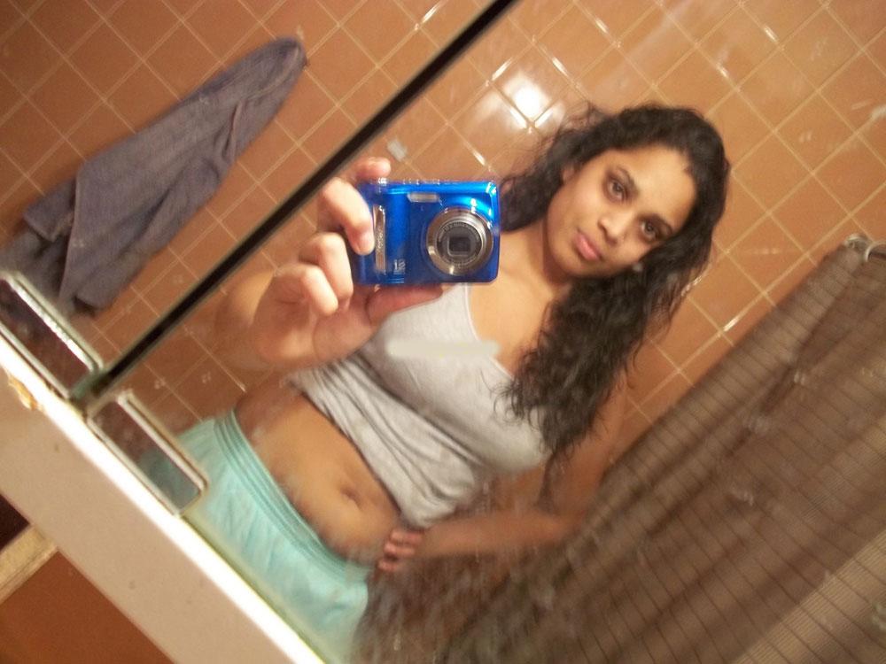 10P Linda garota indiana tira selfies no banheiro enquanto se despe