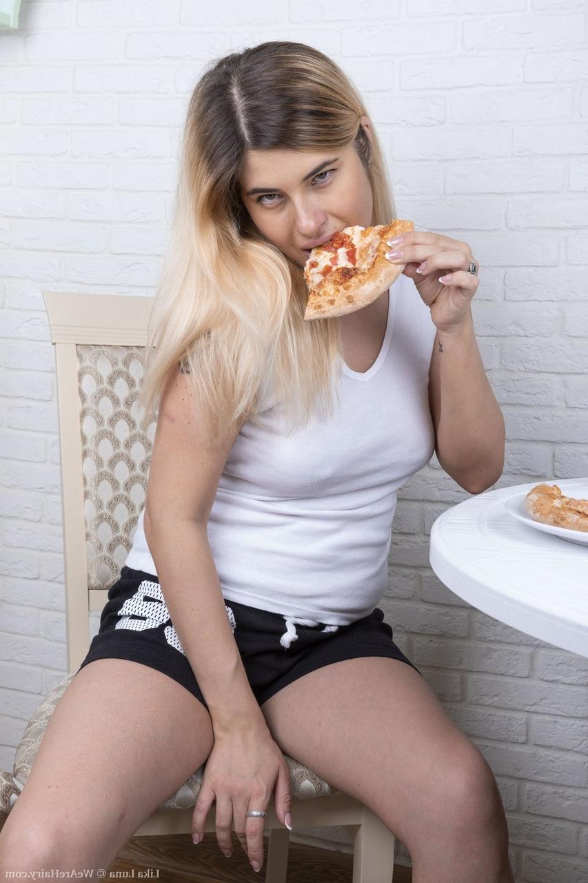 20P Die blonde Amateurin Lika Luna gewährt einen erregenden Blick auf ihre leckbare, haarige Muschi