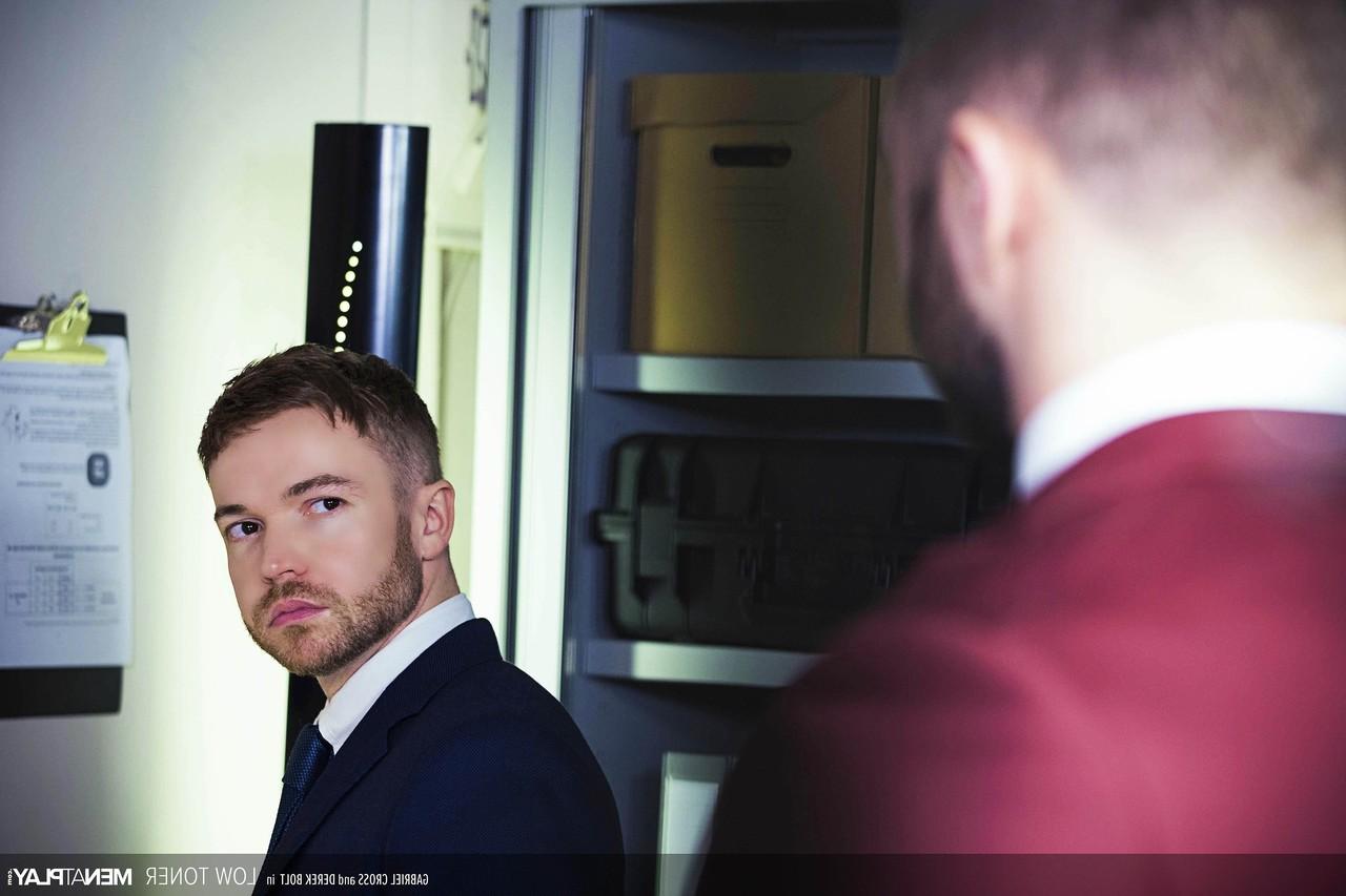 20P Gay colleagues Derek Bolt and Gabriel Cross having anal fun at the office