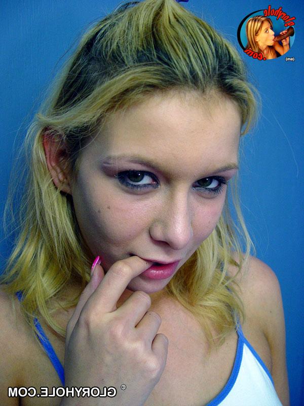 17P La jeune blonde coquine Trinity James serre ses seins naturels et se frotte la chatte.