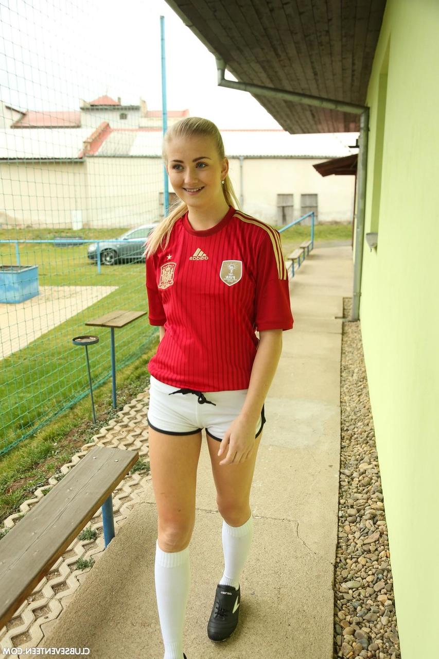 20P Las adorables futbolistas Cayla A y Tess C muestran sus figuras en el baño
