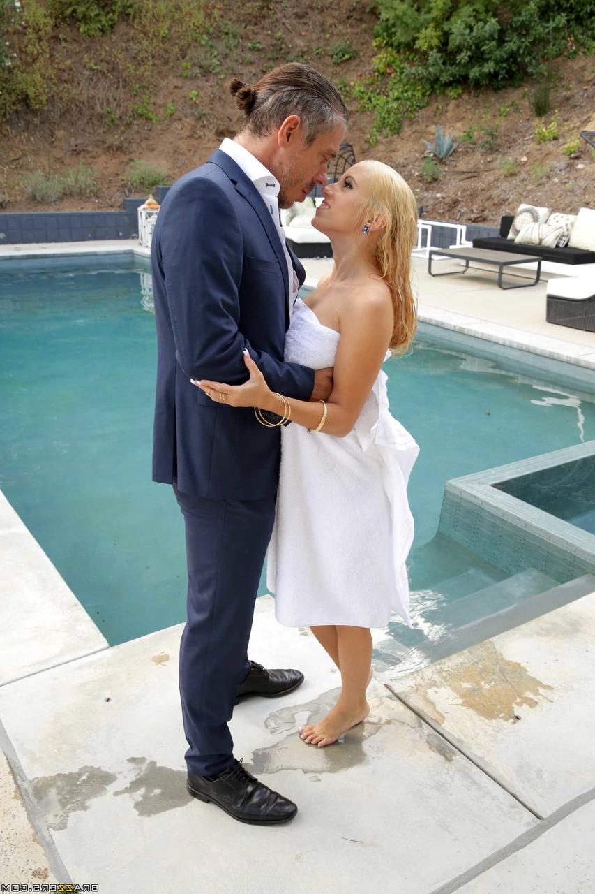 20P La rubia con grandes tetas Aspen Romanoff tiene sexo con el amigo dotado de su padre
