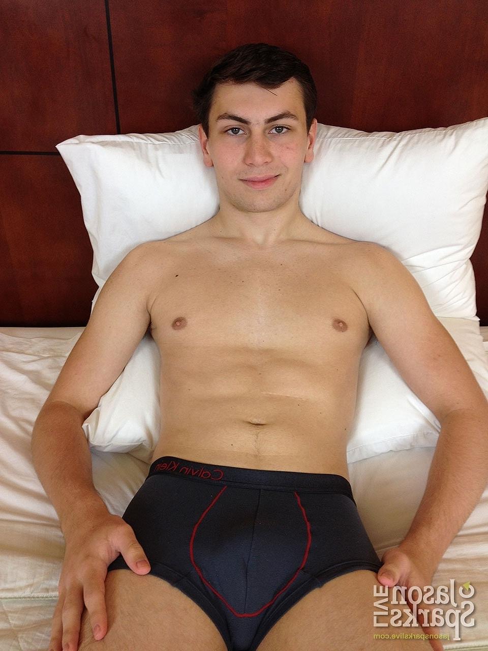 20P O gay gostoso Wade Hansen mostra seu corpo atlético e se masturba sozinho no quarto