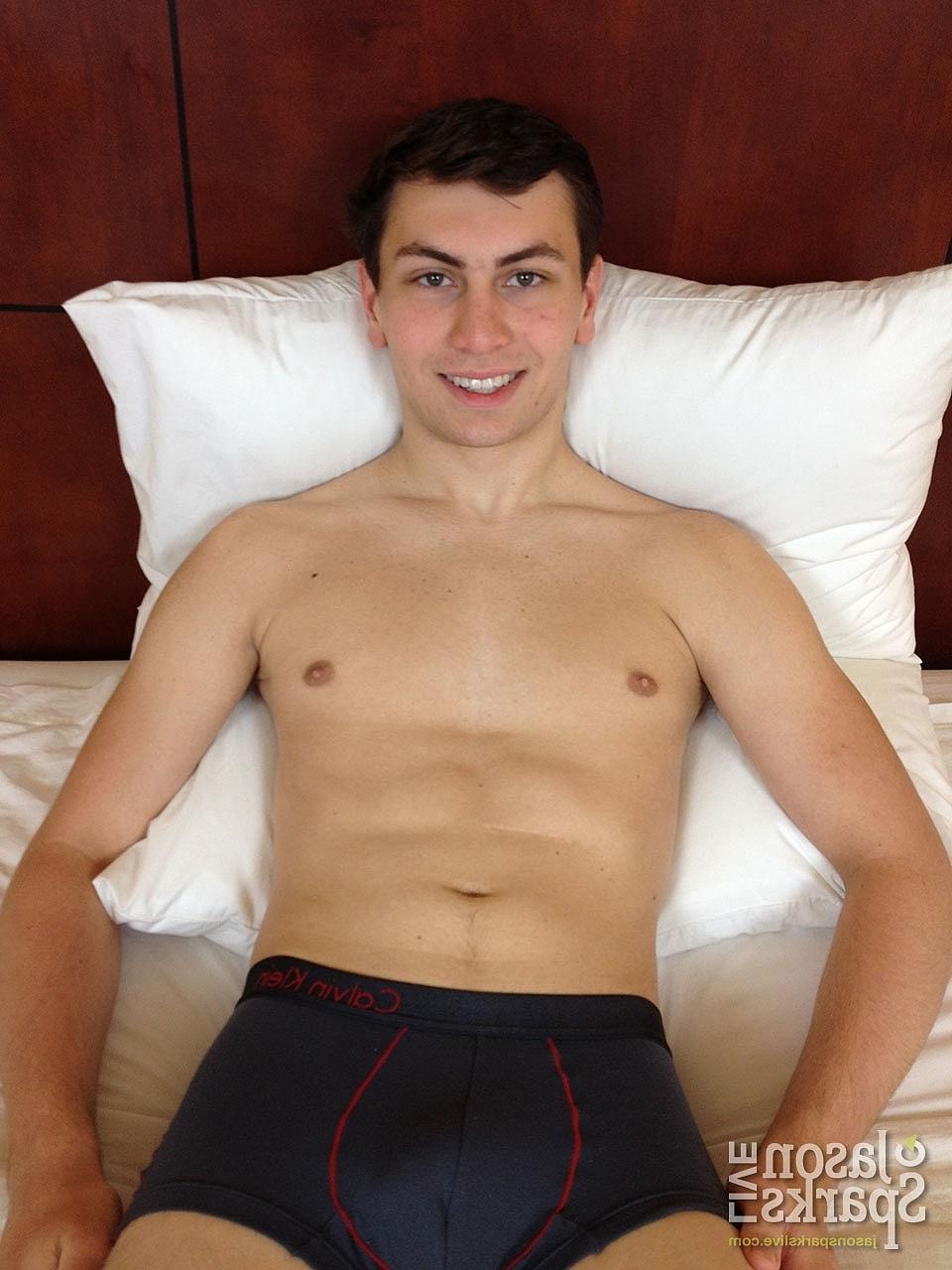 20P O gay gostoso Wade Hansen mostra seu corpo atlético e se masturba sozinho no quarto