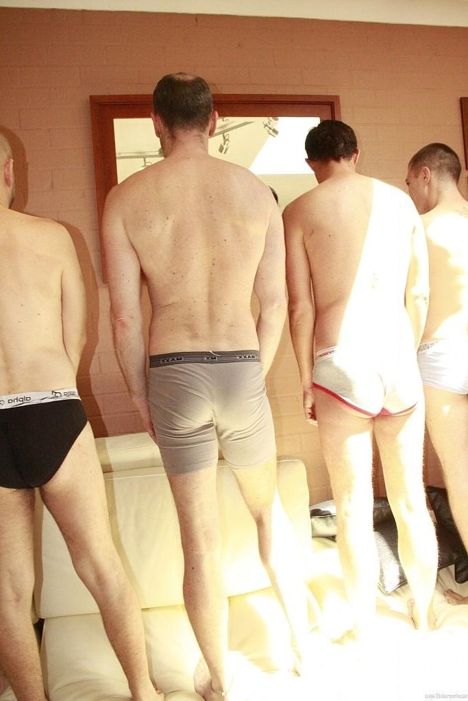 20P Amadores gays excêntricos se despem, se beijam e transam em sexo grupal quente na sala de estar