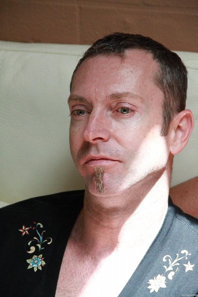 20P Amadores gays excêntricos se despem, se beijam e transam em sexo grupal quente na sala de estar