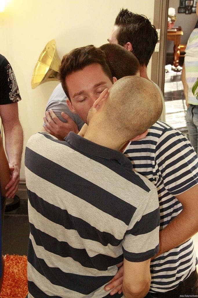 20P Amadores gays excêntricos se despem, se beijam e transam em sexo grupal quente na sala de estar