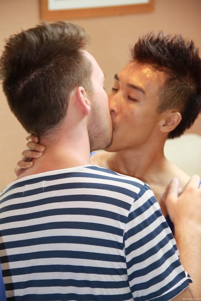 20P Amadores gays excêntricos se despem, se beijam e transam em sexo grupal quente na sala de estar