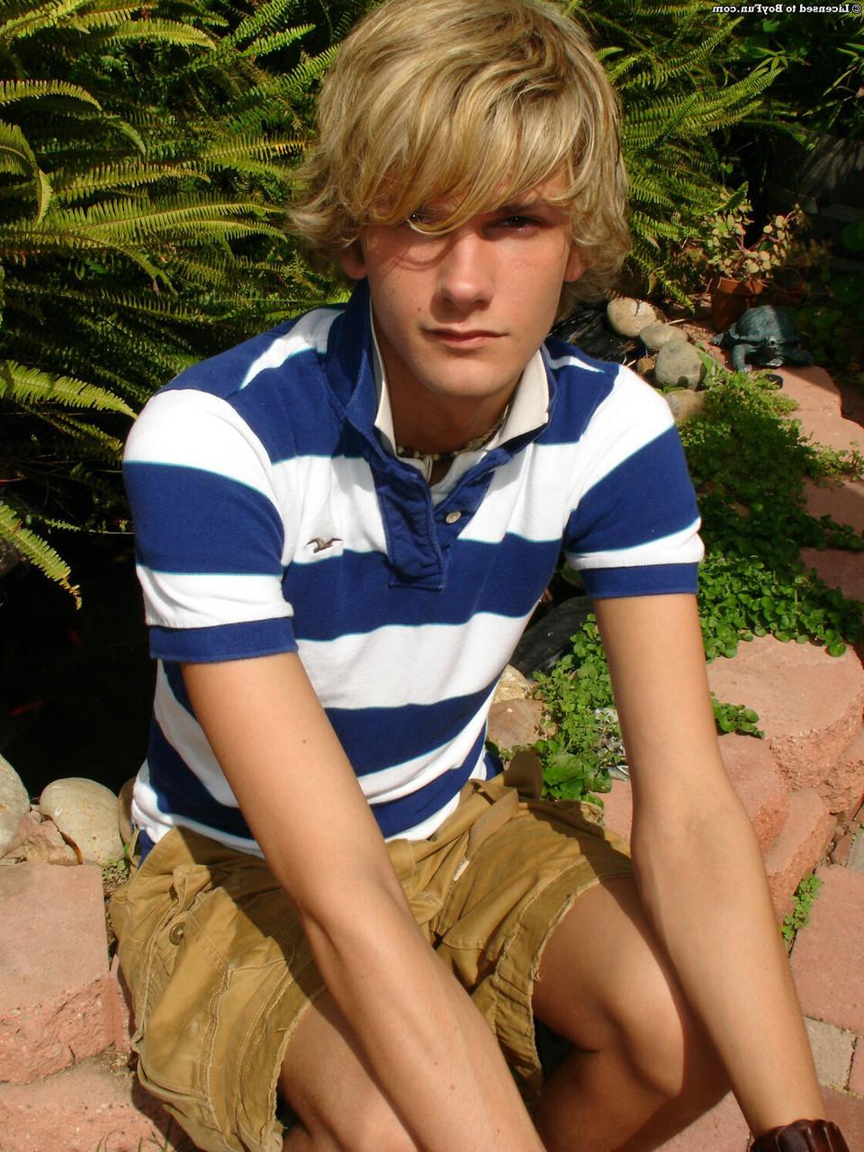 20P Blonde twink Brent Summers jerks his small dick until he ejaculates outdoors