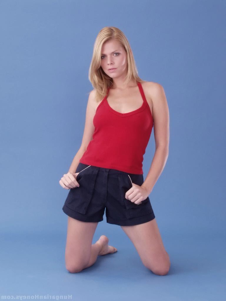 20P La sexy joven rubia katalin kiraly expone sus dulces tetas y su increíble culo