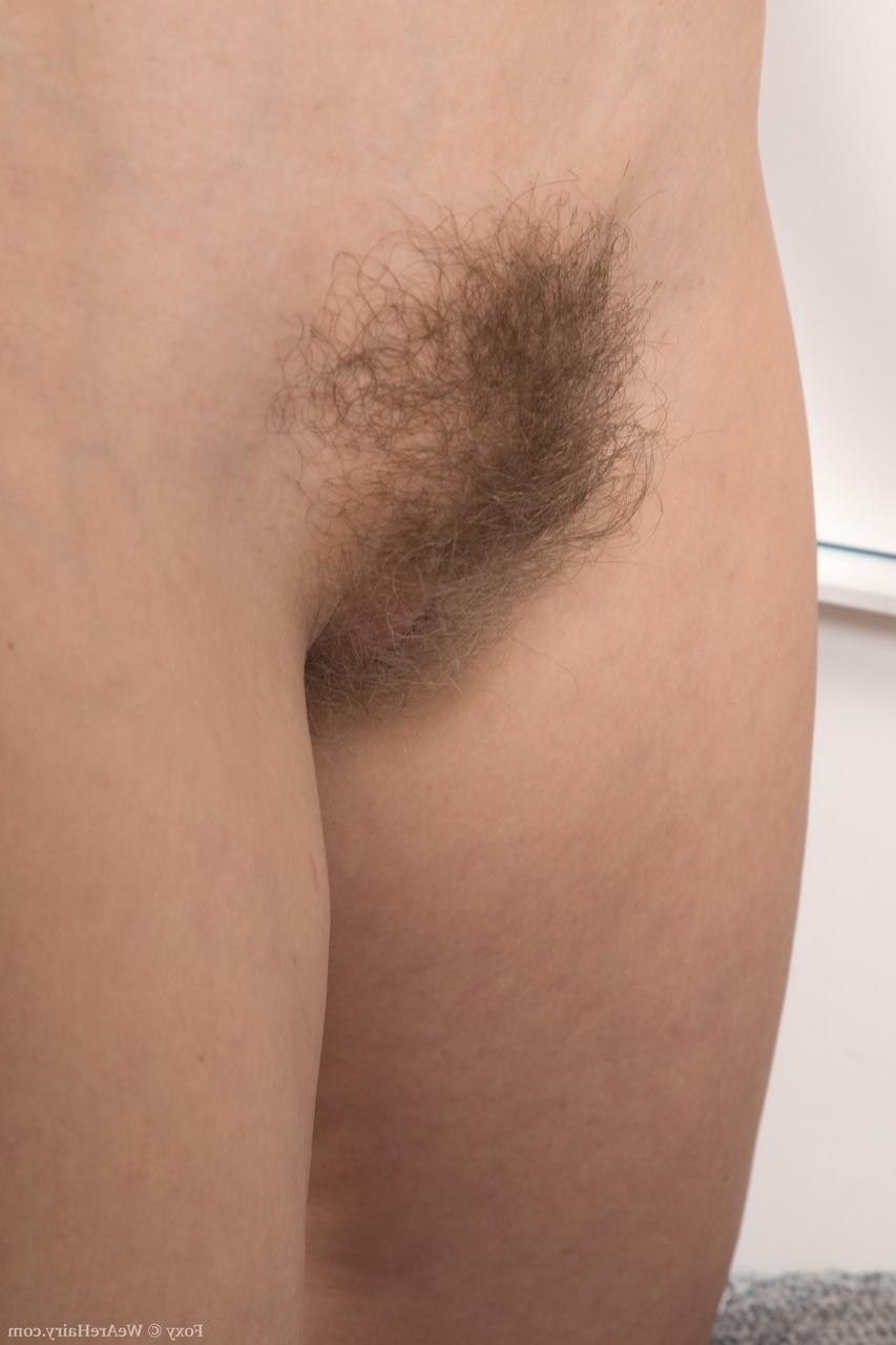 20P Sexy amadora Foxy expõe sua buceta peluda e esfrega seu clitóris em um solo