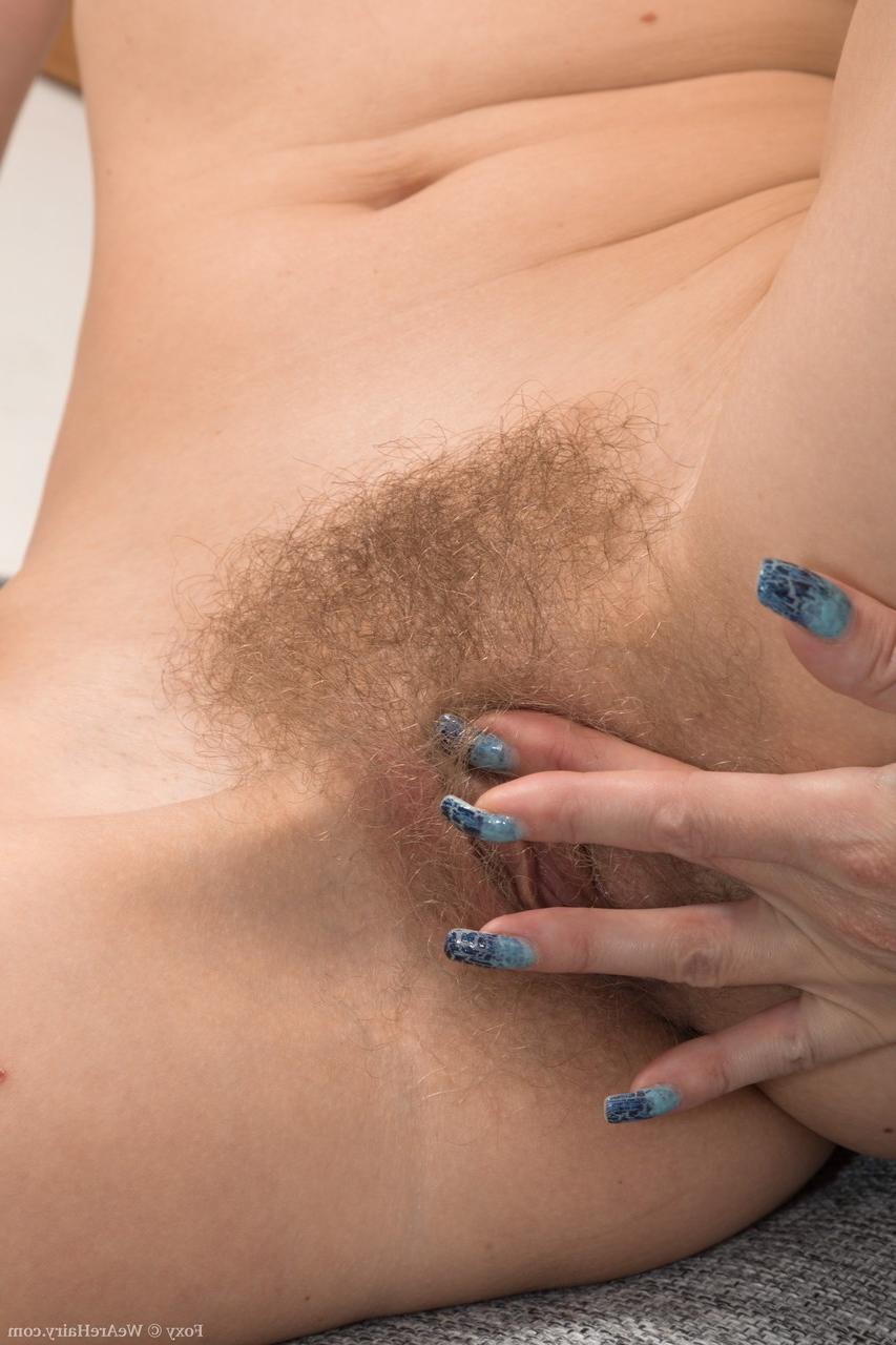 20P Sexy amadora Foxy expõe sua buceta peluda e esfrega seu clitóris em um solo
