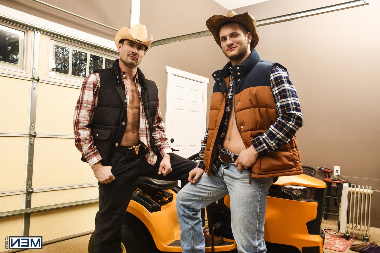 17P El vaquero cachondo Allen Lucas le da a Sean Maygers una excelente mamada antes del sexo anal