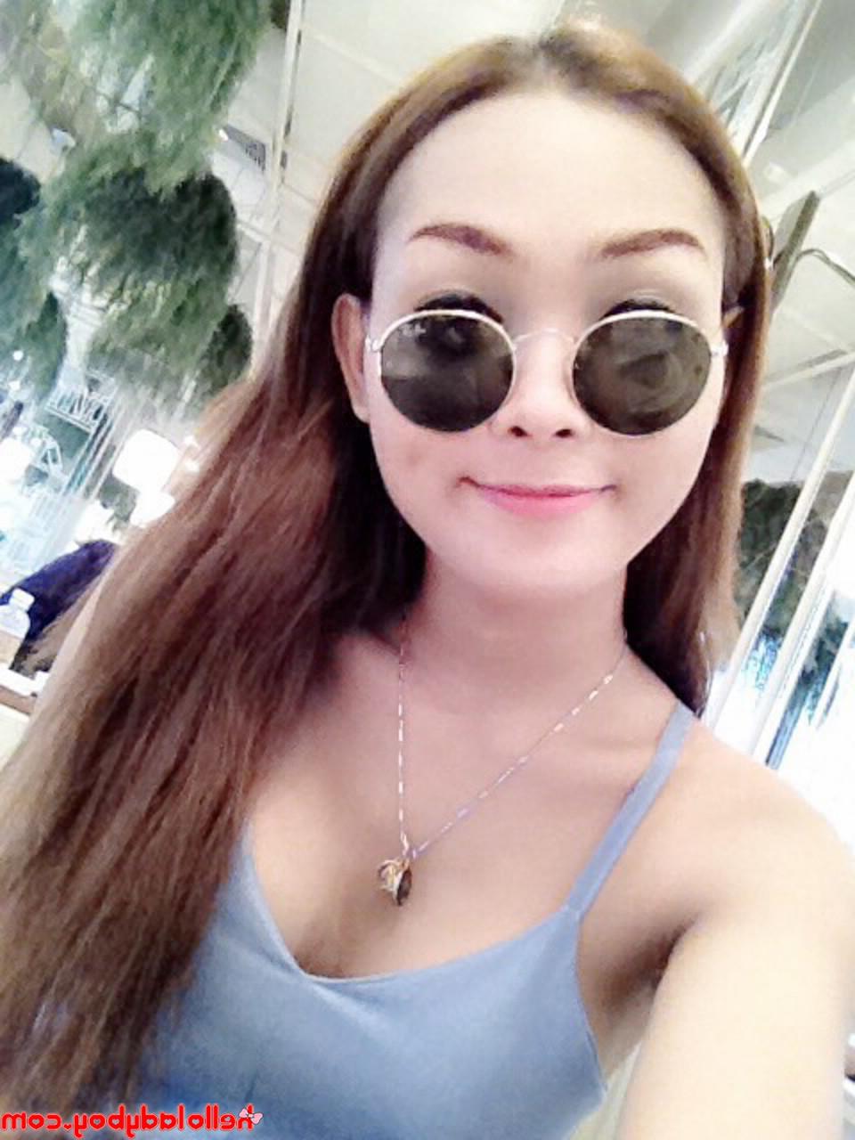20P Bonita transexual asiática muestra sus hermosas tetas en una compilación de selfies sexy