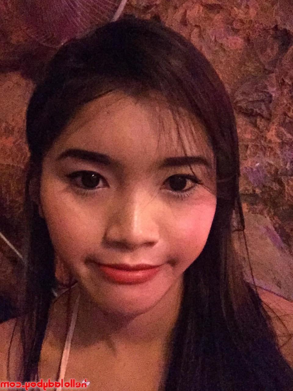 20P Bonita transexual asiática muestra sus hermosas tetas en una compilación de selfies sexy