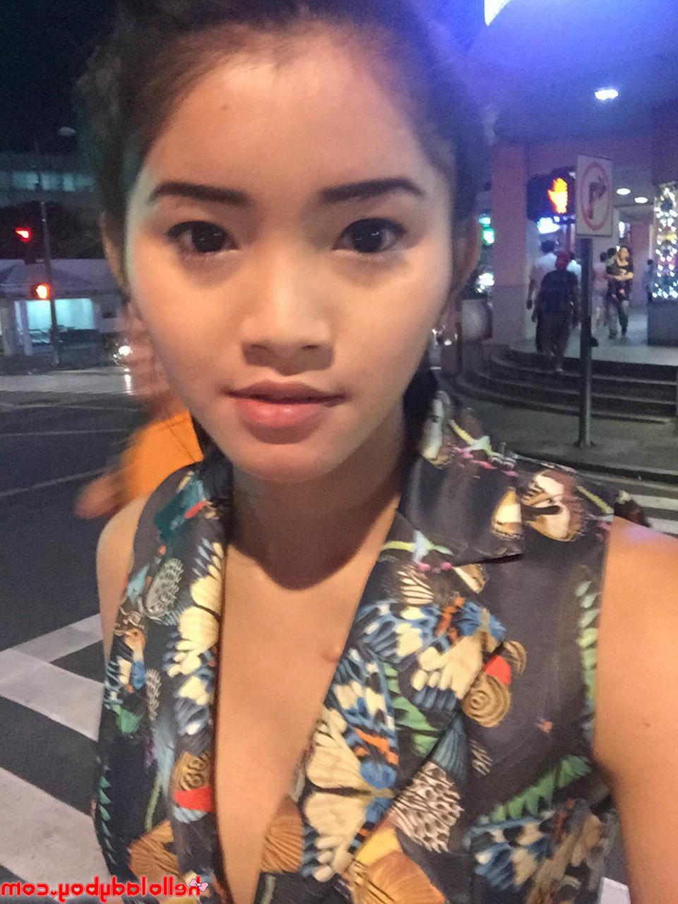 20P Bonita transexual asiática muestra sus hermosas tetas en una compilación de selfies sexy