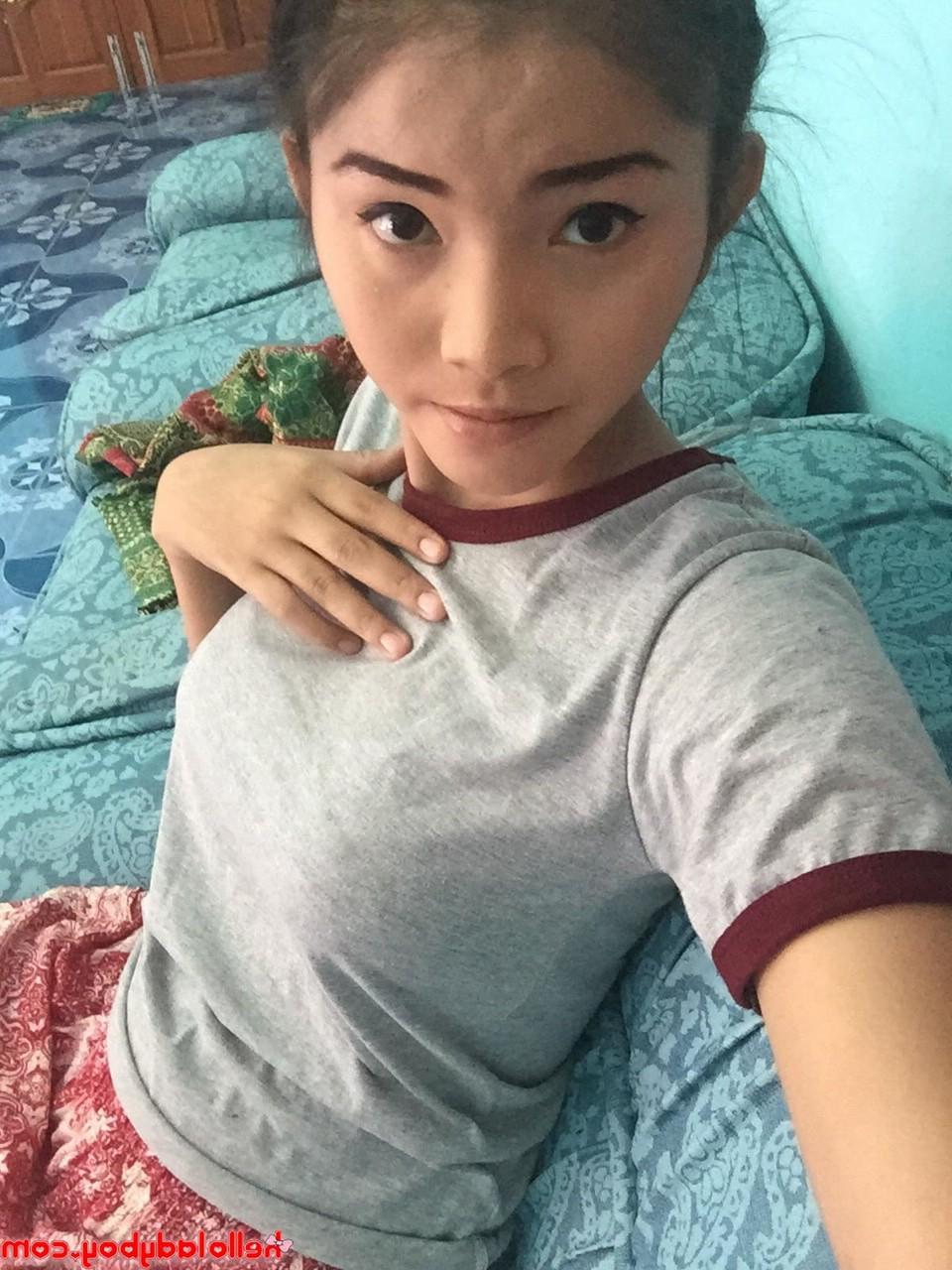 20P Bonita transexual asiática muestra sus hermosas tetas en una compilación de selfies sexy