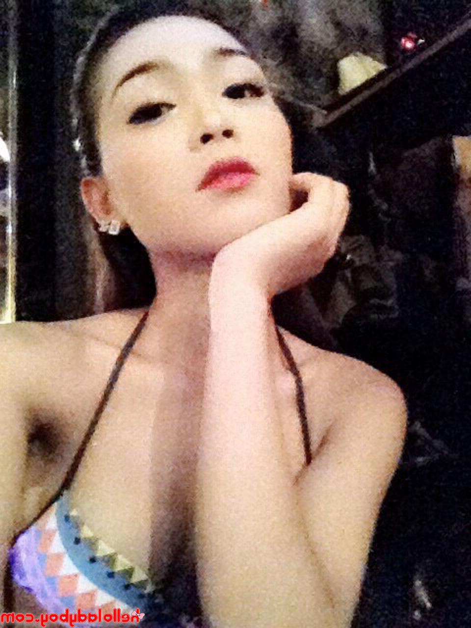 20P Bonita transexual asiática muestra sus hermosas tetas en una compilación de selfies sexy