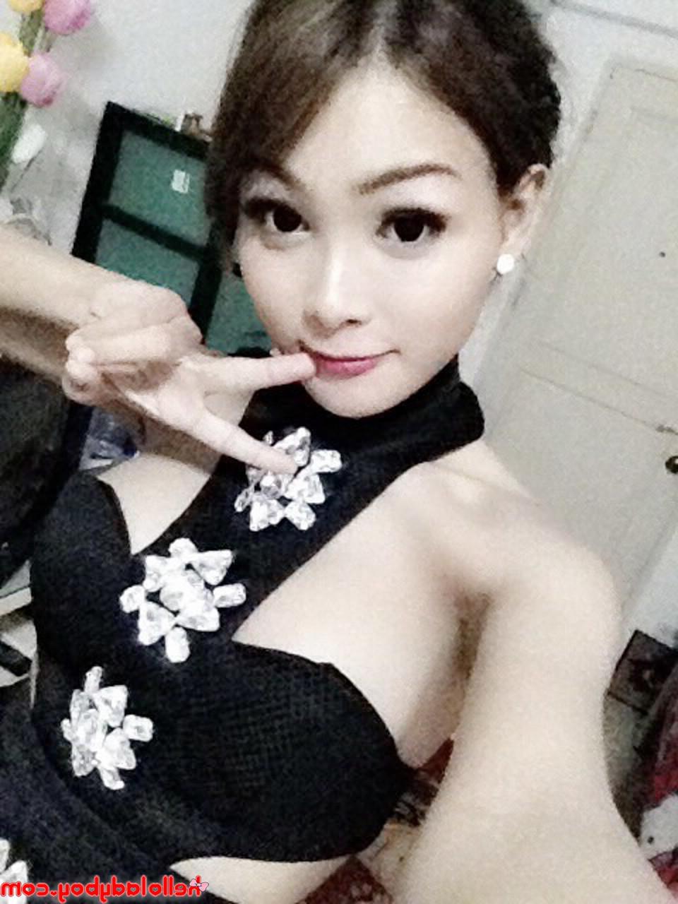 20P Bonita transexual asiática muestra sus hermosas tetas en una compilación de selfies sexy
