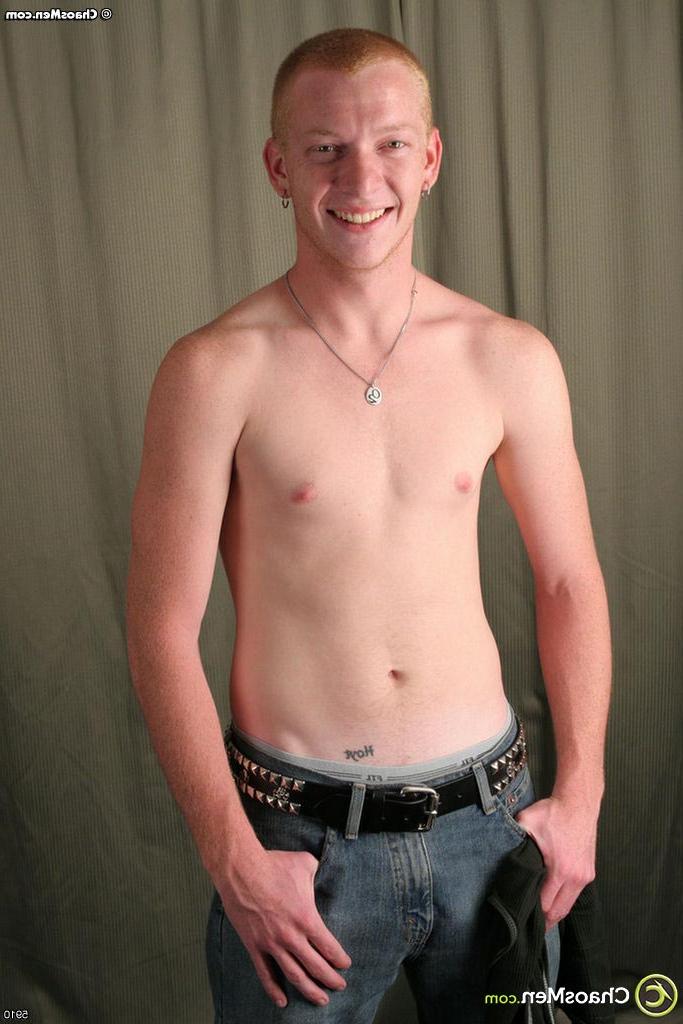 20P Le beau gay Wade montre son beau cul et caresse sa grosse bite
