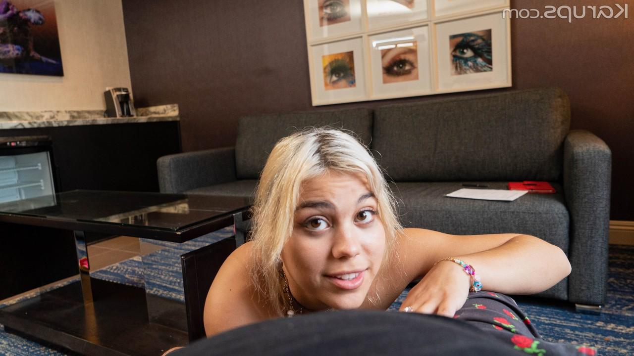 20P Puta amadora Lilith Grace sendo fodida com os dedos e lisa no POV