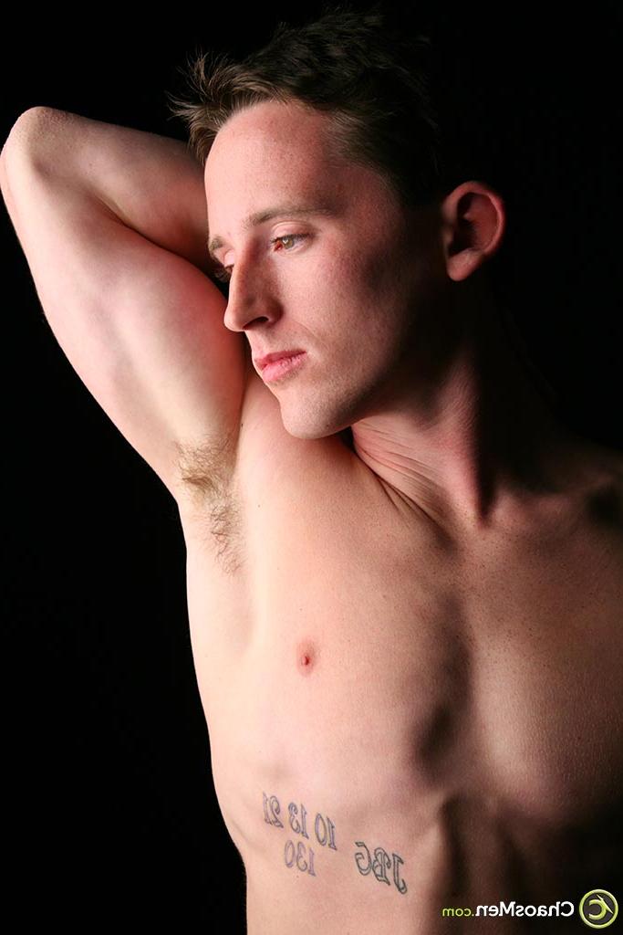 20P El joven modelo gay Will se masturba su gorda y peluda polla y muestra su botín