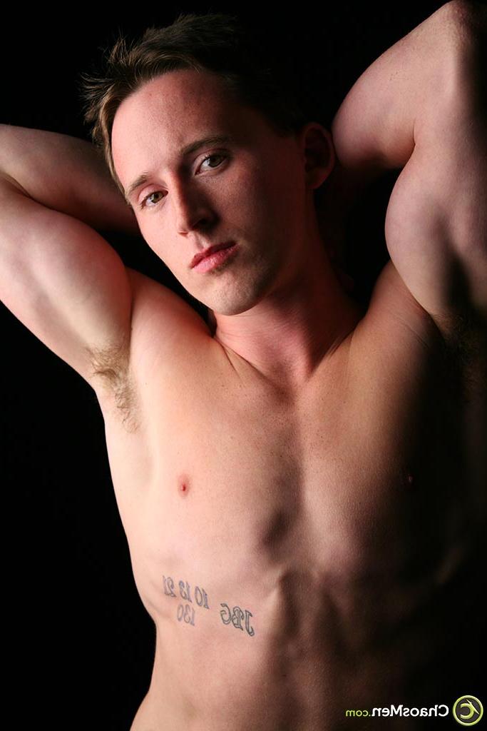 20P El joven modelo gay Will se masturba su gorda y peluda polla y muestra su botín