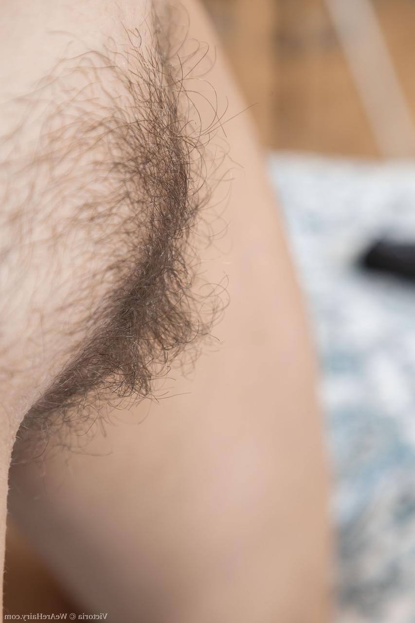 20P Victoria amateur delgada expone sus maravillosas tetas y su coño peludo en una cama