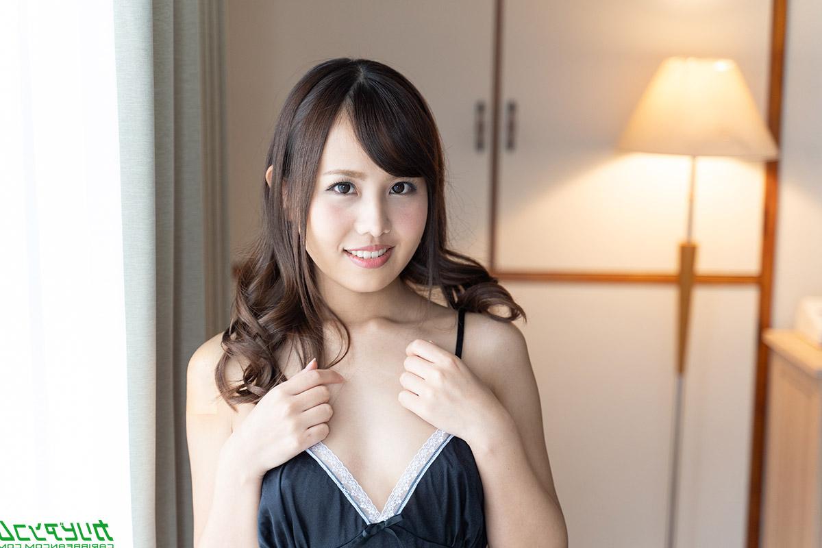 20P A linda gata asiática Emi Aoi recebe um dedilhado antes de fazer sexo
