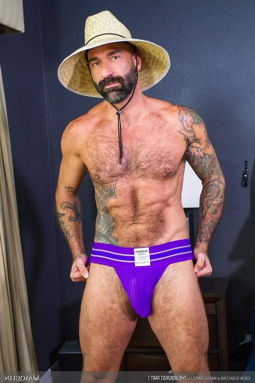 20P Drew Sebastian et Marco Napoli, hommes gays musclés, profitent du sexe anal en levrette