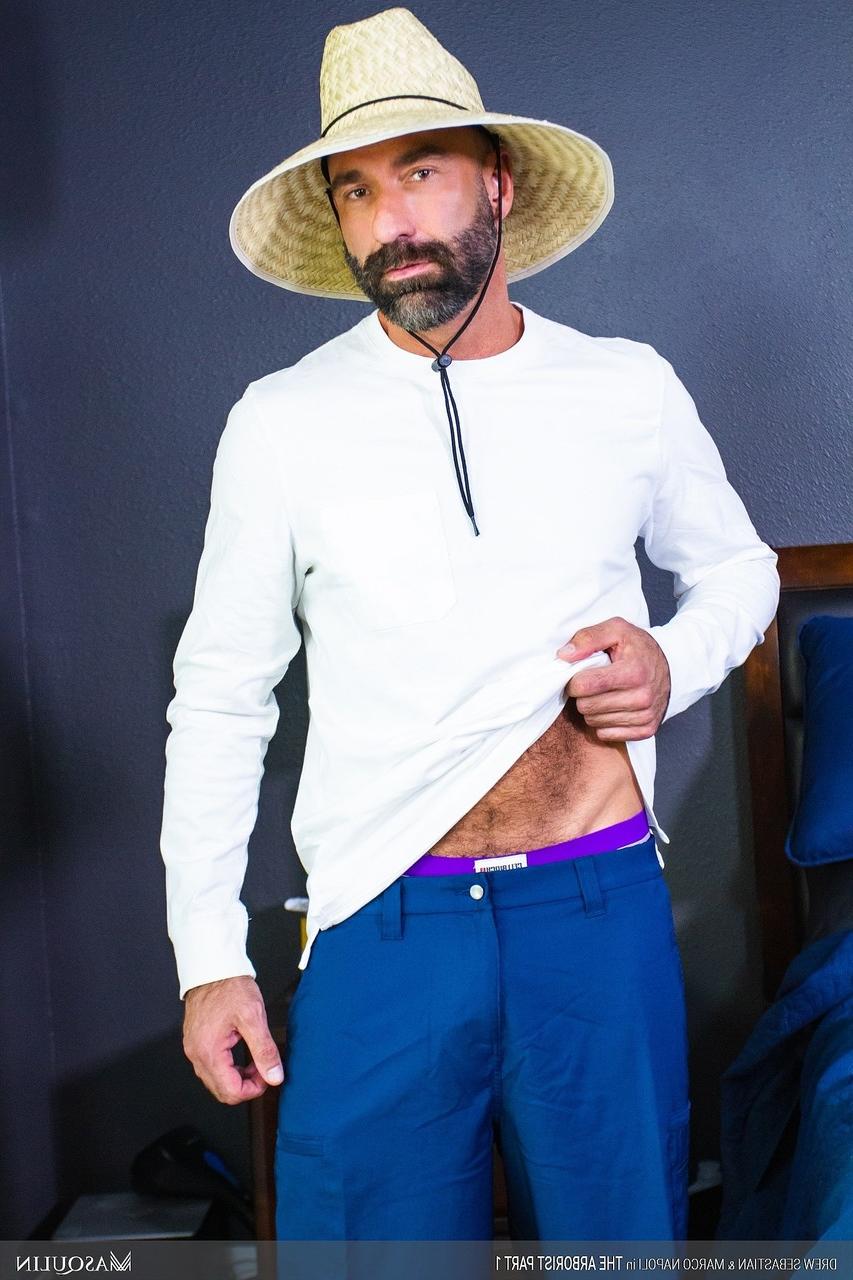 20P Drew Sebastian et Marco Napoli, hommes gays musclés, profitent du sexe anal en levrette
