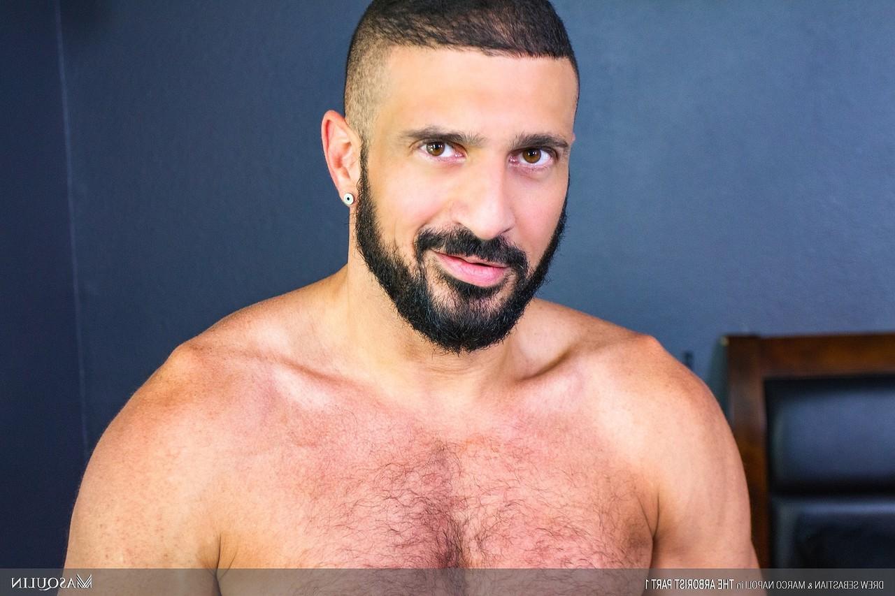 20P Drew Sebastian et Marco Napoli, hommes gays musclés, profitent du sexe anal en levrette