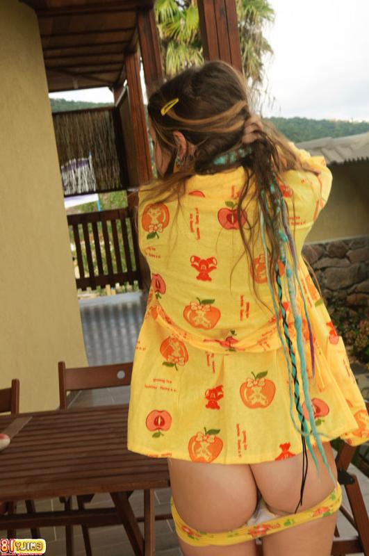 15P Adolescente encantadora perde seus peitos minúsculos e bunda de pijama em chinelos