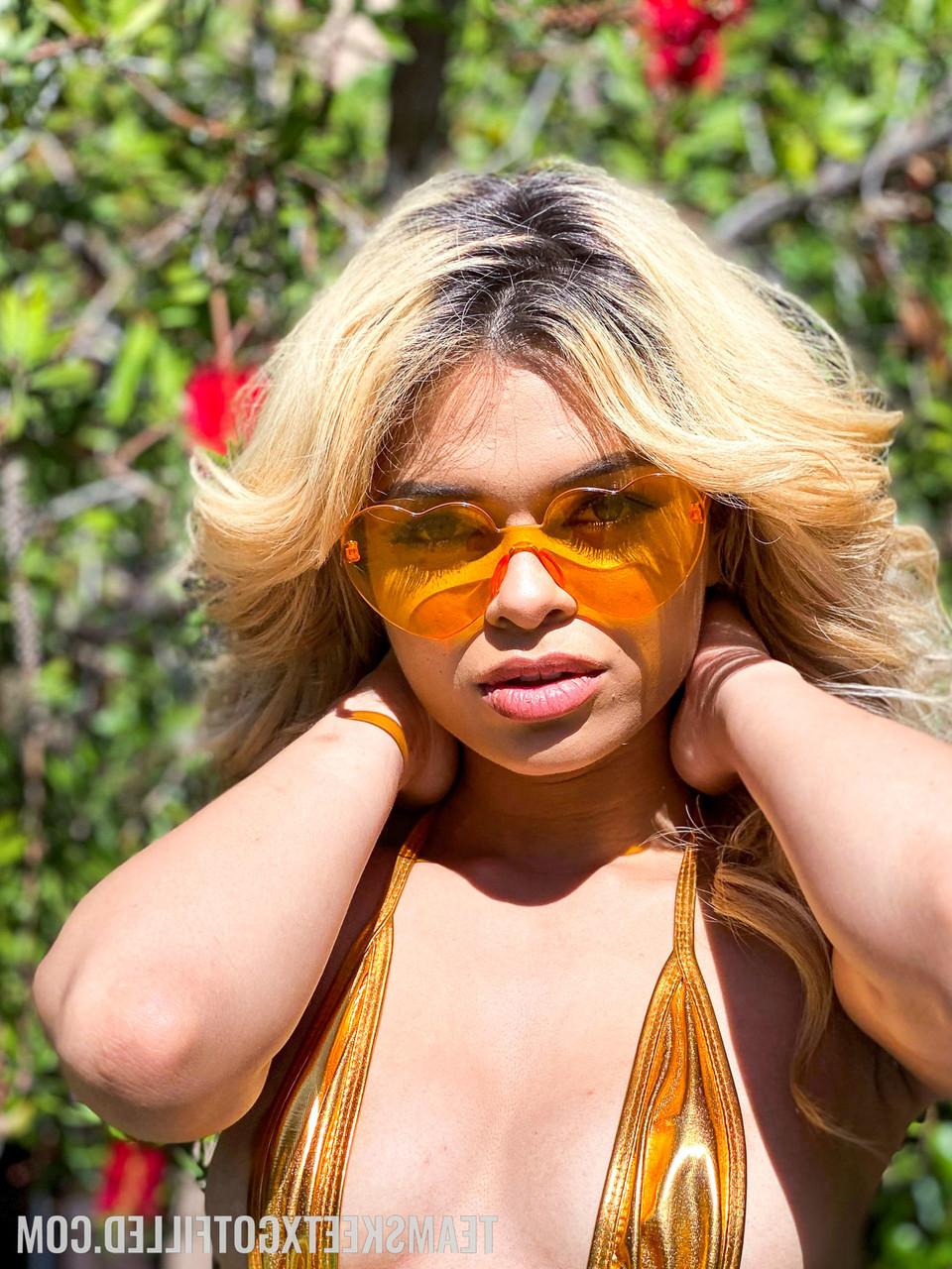 20P La blonde sexy Destiny Cruz suce et chevauche une grosse bite après avoir exhibé son gros cul.