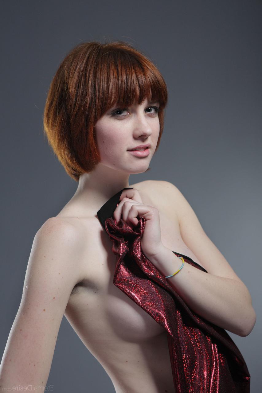 20P La sexy pelirroja desnuda con una cara linda Bretta A hace alarde de sus tetas naturales