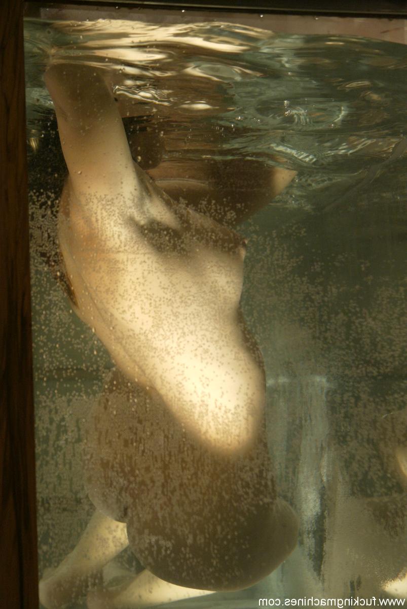 20P La latina mojada Jennifer Luv muestra su gran botín y se toca en un acuario