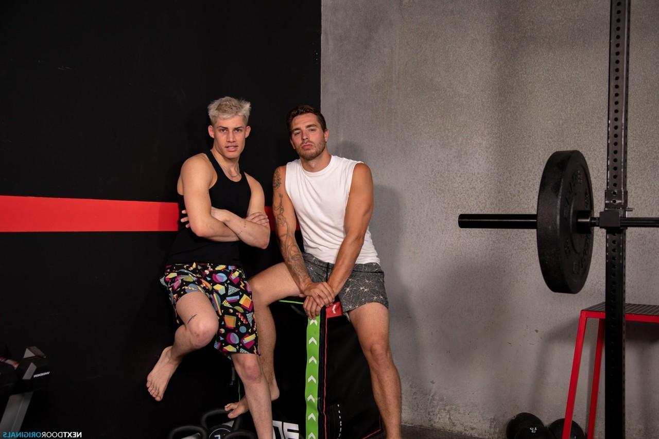 20P Die schwulen Kerle Aiden Masters und Carter Woods haben nach heißer Oralsex Analsex