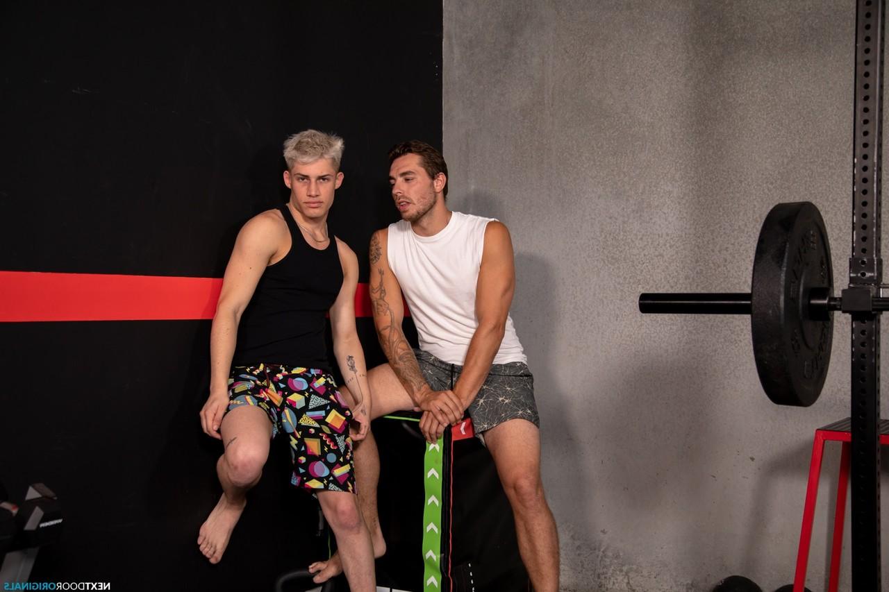 20P Die schwulen Kerle Aiden Masters und Carter Woods haben nach heißer Oralsex Analsex