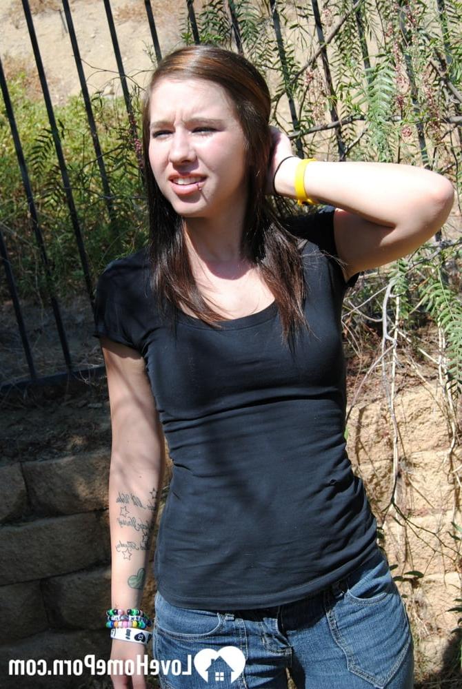 20P Une amatrice brune expose sa chatte taillée et ses petits seins en extérieur