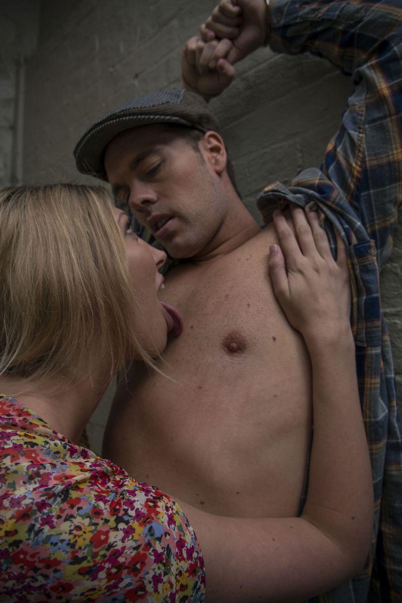 17P Die vollbusige Lexi Lowe genießt Fesselspiele und Sex mit dem süßen Ryan Ryder