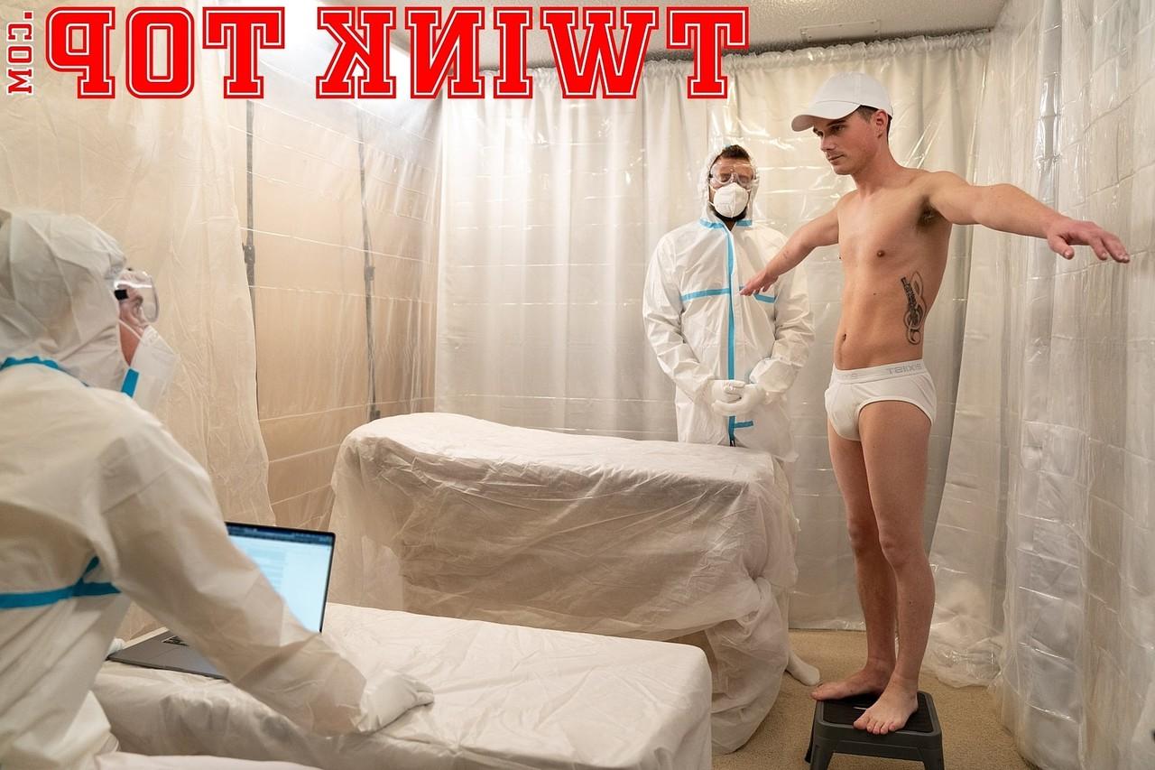 20P O médico gay Wolf tira o twink Dolf Dietrich e o faz foder a bunda
